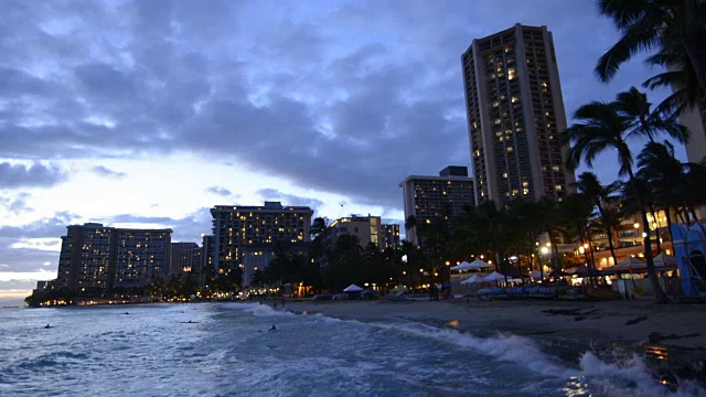 檀夏威夷瓦胡岛怀基基海滩晚上与酒店和海滩在黄昏视频素材