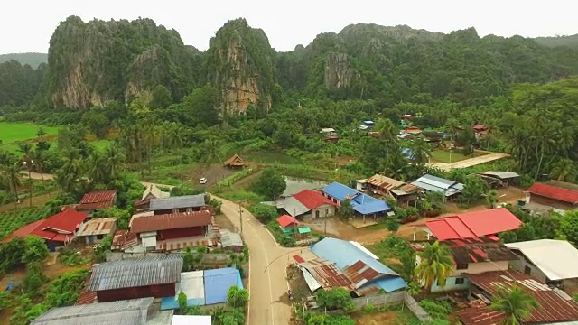 鸟瞰泰国Noen Maprang的石灰岩山村庄视频素材