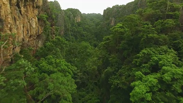 泰国Noen Maprang的石灰岩山鸟瞰图视频素材