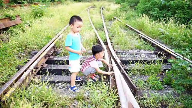 孩子们在跑道上玩耍视频素材