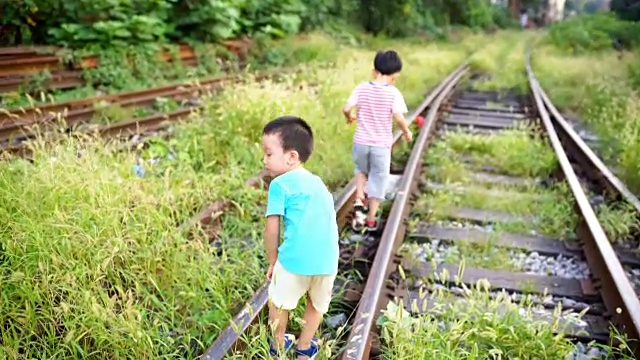 孩子们在跑道上玩耍视频下载