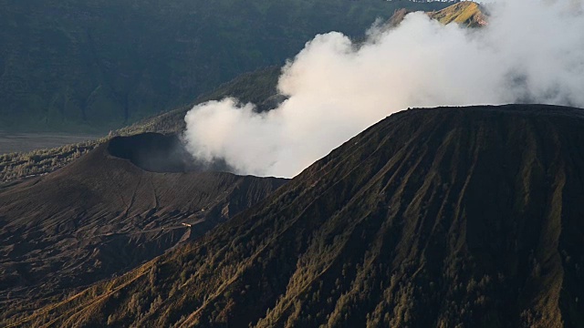 印度尼西亚东爪哇的布罗莫腾格塞莫国家公园的布罗莫火山火山口视频素材