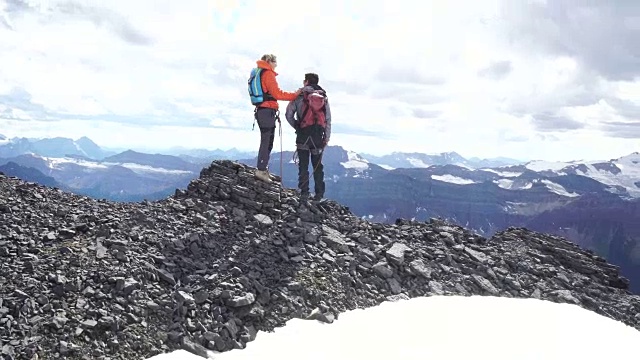 登山者爬下山脊以欣赏悬崖上的景色视频素材