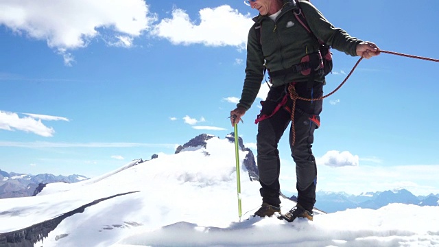 登山者沿着飞檐行走视频素材