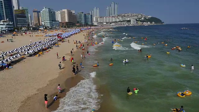 釜山海云台海滩(韩国最受欢迎的海滩)鸟瞰图视频素材