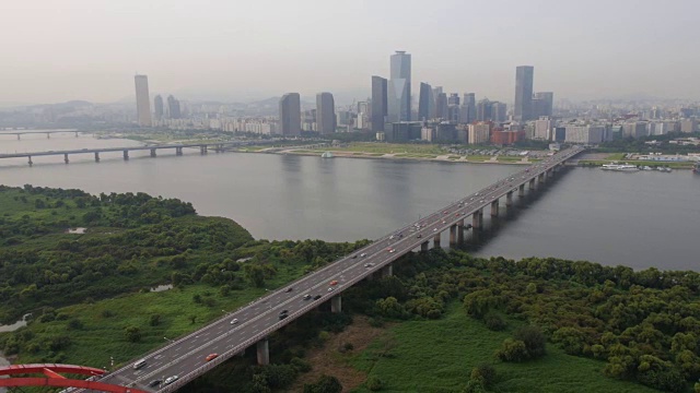 汉江西江大学城大桥(连接汝矣岛金融区)的交通鸟瞰图视频素材