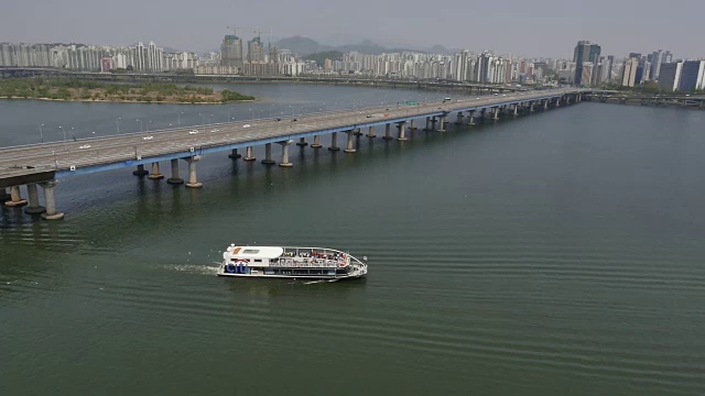 鸟瞰图，一艘渡轮在邯钢河视频素材