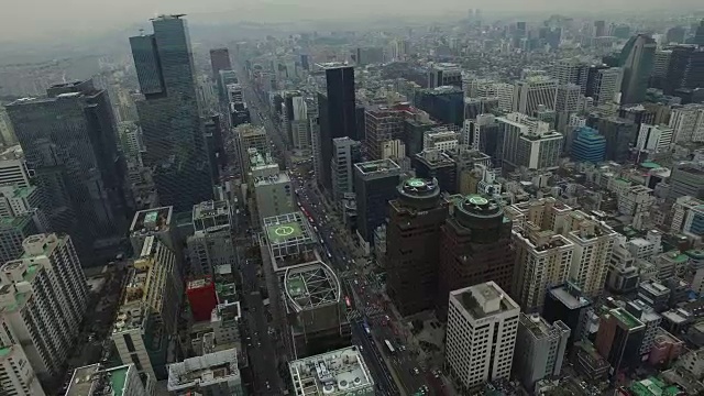 Gangnamdaero路移动的交通鸟瞰图视频素材