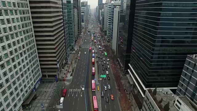 Gangnamdaero路移动的交通鸟瞰图视频素材