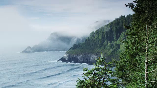 海卡塔灯塔在雾宽镜头视频素材