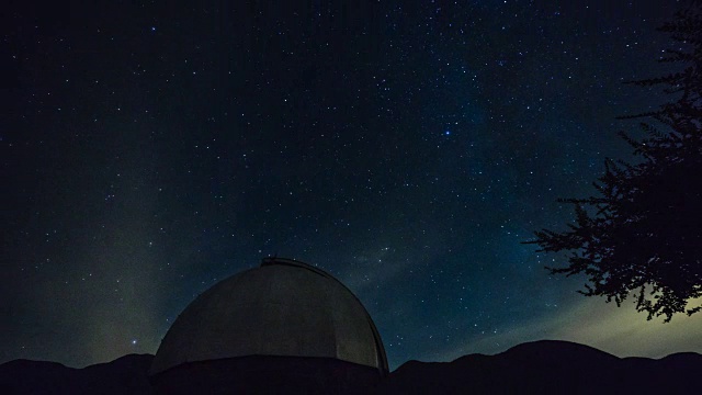 天文观测站在夜晚-星星移动在背景上视频素材