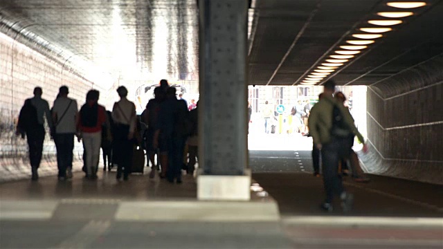 隧道里的通勤者和骑自行车的人视频素材