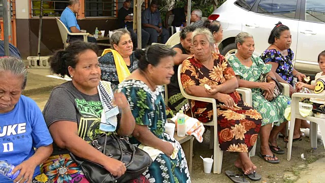 波纳佩密克罗尼西亚当地妇女在当地聚会上等待食物视频素材