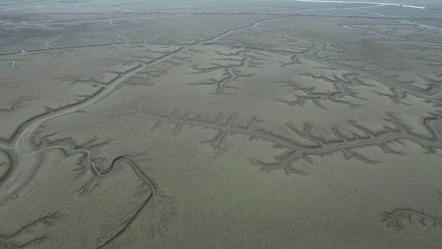 仁川Unyeomdo岛龟裂土地的鸟瞰图视频素材