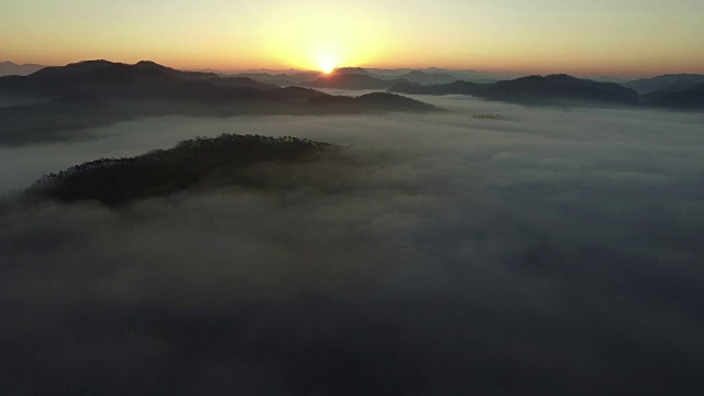 云海鸟瞰图在古沙邦峰在Imsil视频素材