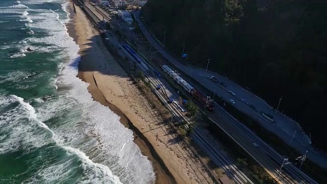 一列火车沿着江陵的正东镇海岸线行驶(吉尼斯世界纪录列为离海滩最近的轨道)视频素材