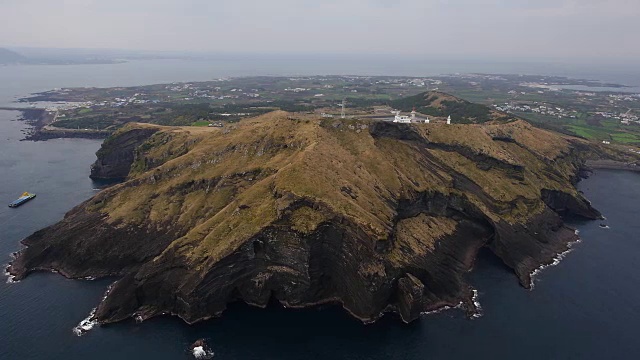 乌都岛(热门旅游目的地)乌都峰(火山锥)灯塔鸟瞰图视频素材