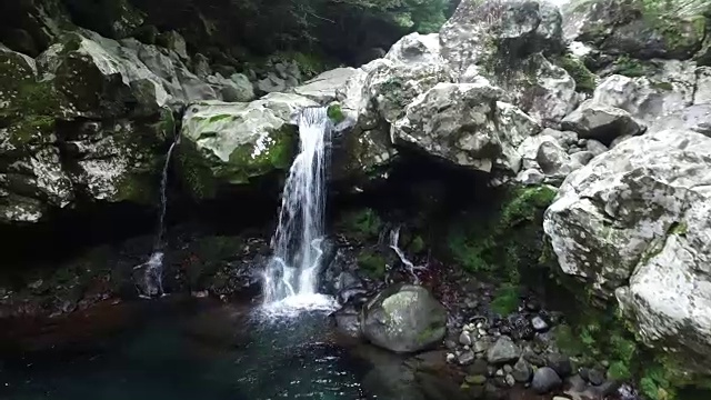 鸟瞰济州岛的普通话瀑布视频素材