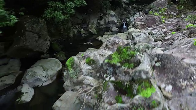 鸟瞰济州岛的普通话瀑布视频素材