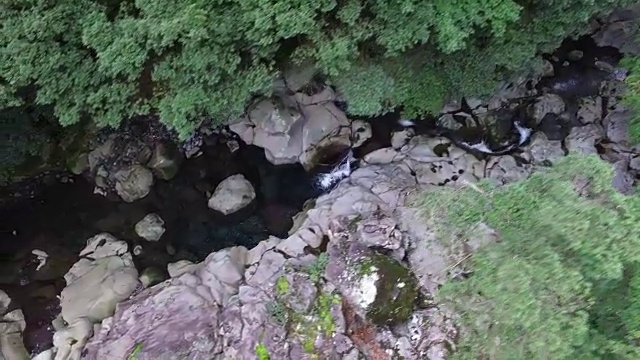 鸟瞰济州岛的普通话瀑布视频素材