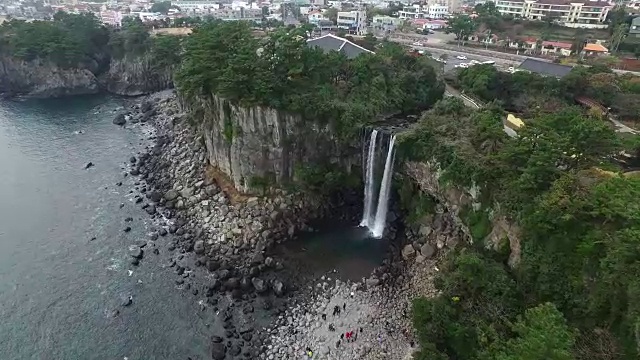 鸟瞰济州岛的普通话瀑布视频素材