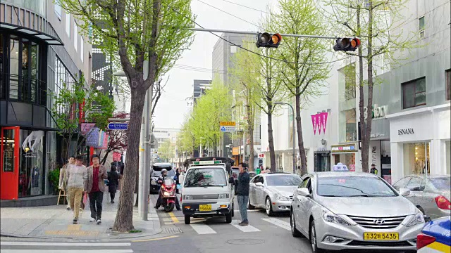 Gangnam Garosugil时尚街的购物者和路的观点视频素材