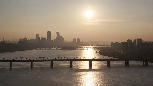 日落时分，韩港河上的Dongjakdaegyo大桥(背景是悠ido金融区)视频素材