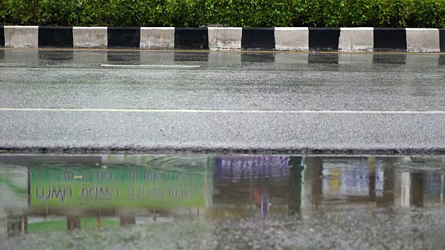 路上下着雨。视频素材