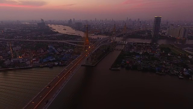 鸟瞰图的城市桥晚上在曼谷，泰国视频素材