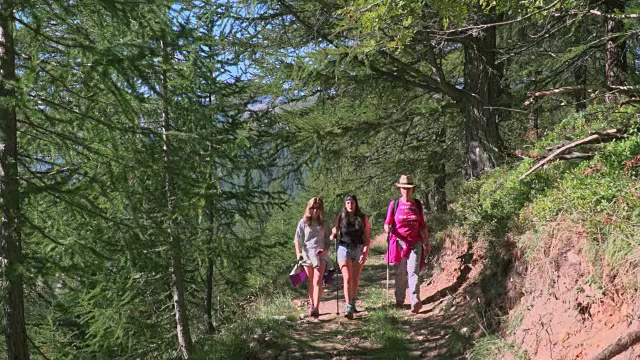 母亲和女儿在福马扎山谷徒步旅行。视频素材