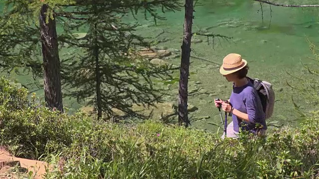 50岁的女人住在福马扎山谷。视频素材