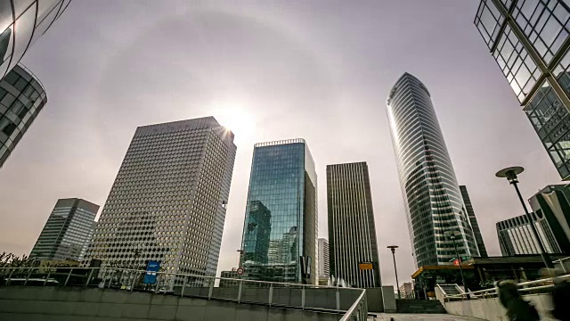 时光流逝:现代办公室背景巴黎城市风景法国视频素材