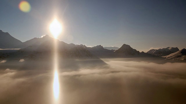 在Réserve Naturelle de Tignes-Champagny，太阳落在了Grande Casse的山峰后面视频素材