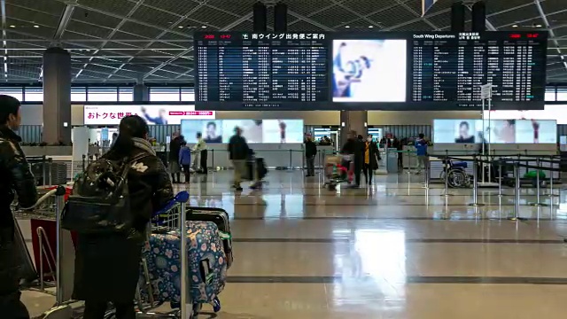 时光流逝:日本成田机场出发航站楼的旅客视频素材