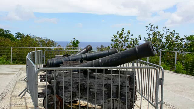 关岛美国领土，圣阿奎达堡山上的日本大炮俯瞰着哈加特纳首都视频素材