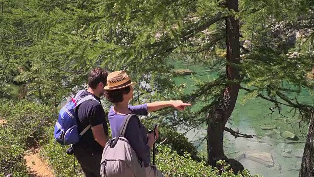 在意大利阿尔卑斯山皮埃蒙特的德维罗自然公园的一个小湖边视频素材