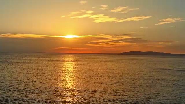 空中日落时小船在海上航行视频素材