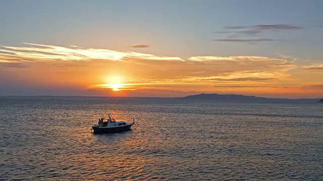 夕阳下海上的空中小船视频素材