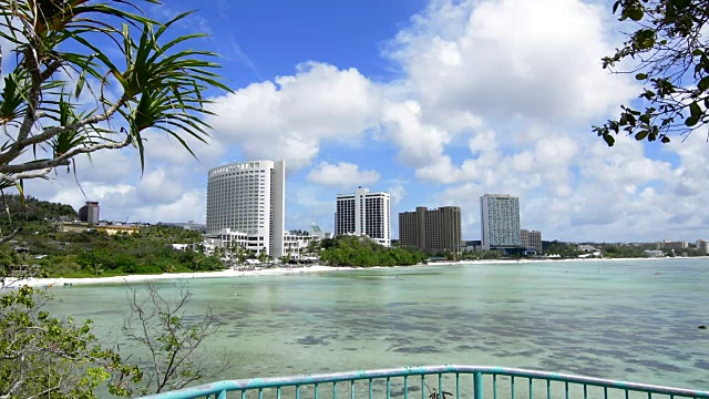 关岛美国领土图蒙湾酒店和海滩从上面与海洋海滩和云视频素材