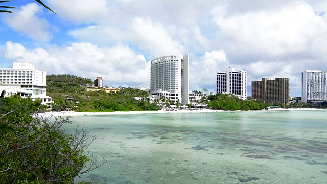 关岛美国领土图蒙湾酒店和海滩从上面与海洋海滩和云视频素材