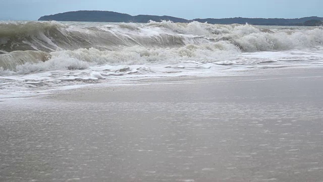 缓慢的运动。海浪来自大海。视频素材