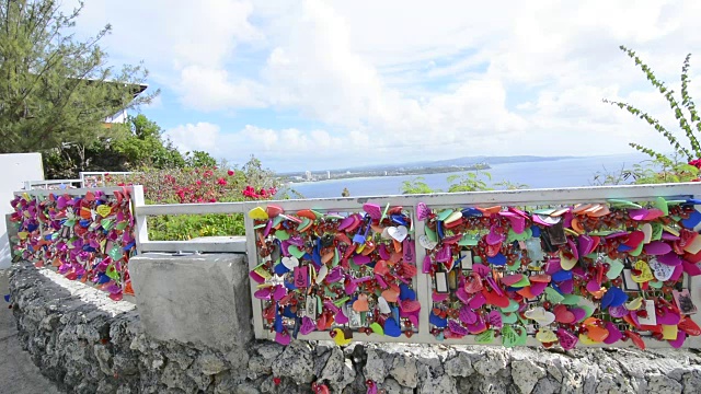 美国属地关岛著名的两恋点，为游客吸引情侣的心锁围墙视频素材