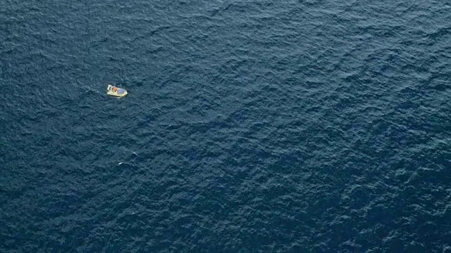 空中橡皮艇在海上视频素材