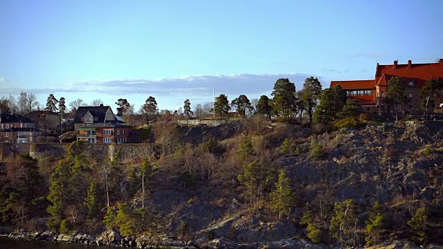 岩石岛上的小屋视频素材