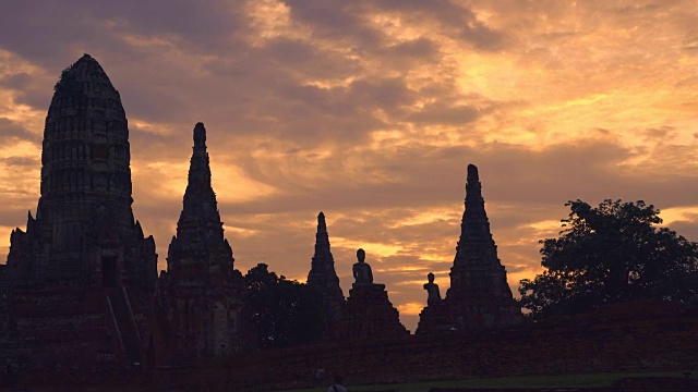 泰国大城府Chaiwatthanaram寺的日落视频素材