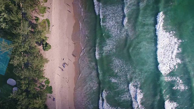 从空中俯瞰泰国普吉岛的海滩和海浪视频素材