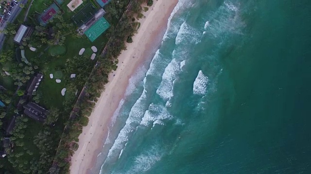 从空中俯瞰泰国普吉岛的海滩和海浪视频素材