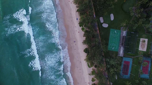 从空中俯瞰泰国普吉岛的海滩和海浪视频素材