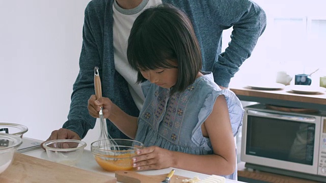 父亲和女儿一起烘焙视频素材