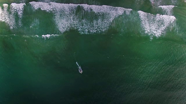 从空中俯瞰泰国普吉岛的海滩和海浪视频素材